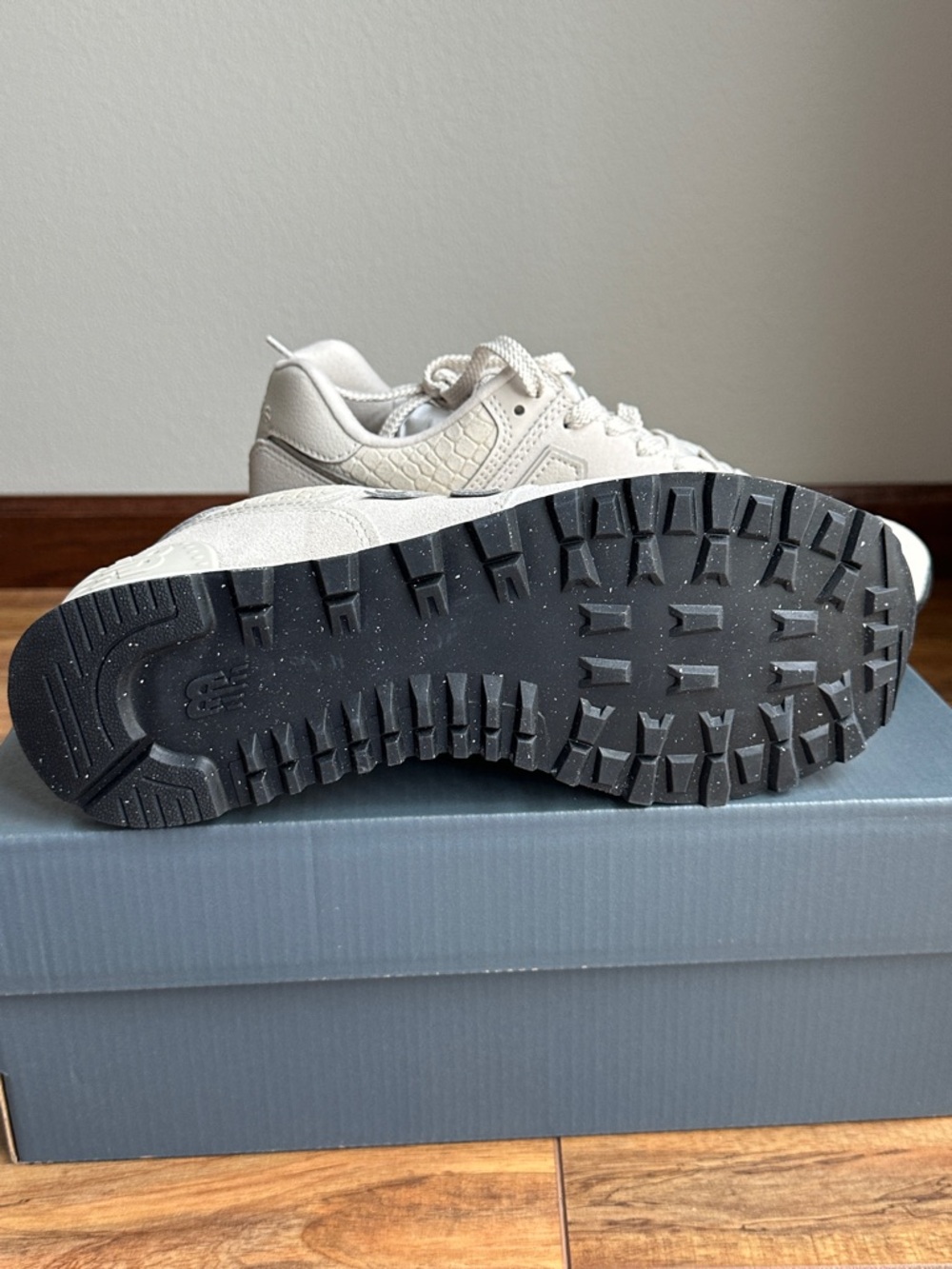 New Balance 574 Women's Beige/Taupe Cream Calcium Classic Croc Sneaker size 9.5 - Picture 8 of 9